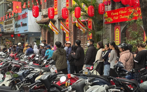 Người Hà Nội tấp nập xuống phố sắm Tết Bính Ngọ 2026