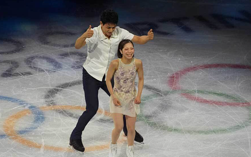 VĐV trượt băng Nhật Bản có hành động tinh tế khi bạn diễn gặp sự cố ở Olympic mùa Đông