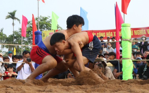 Xuân về trẩy hội vật làng Sình ở Cố đô Huế