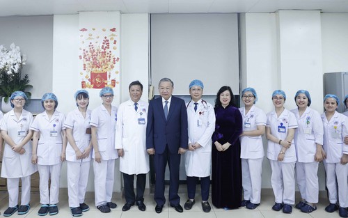 Tổng Bí thư Tô Lâm thăm, chúc mừng cán bộ, Bác sỹ, nhân viên y tế Bệnh viện Hữu nghị