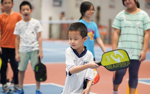 Chạy theo trào lưu, nhiều phụ huynh cho con học pickleball quá sớm