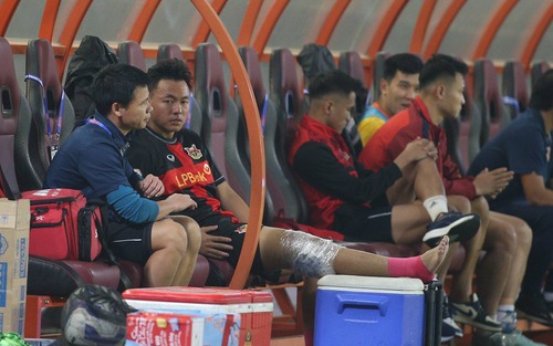 Tiền vệ Thái Sơn kể giây phút 'nghe rõ âm thanh của dây chằng đứt' trong ngày ra mắt Ninh Bình 