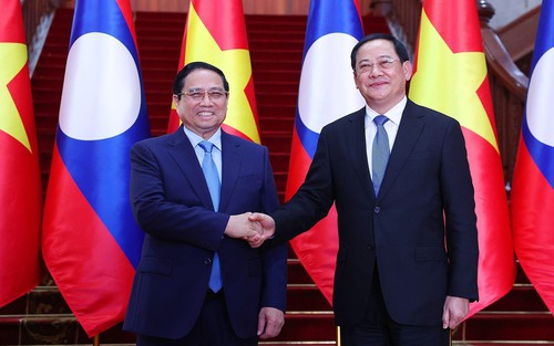 Thủ tướng Phạm Minh Chính gặp Thủ tướng Lào Sonexay Siphandone