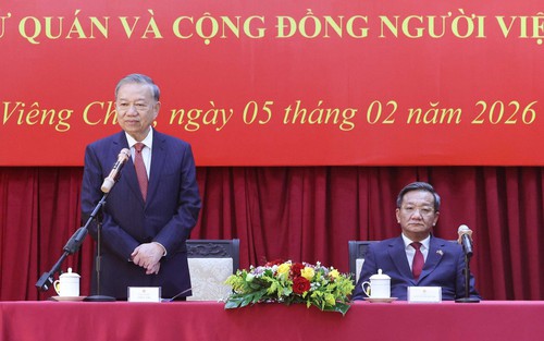 Tổng Bí thư Tô Lâm gặp gỡ cán bộ Đại sứ quán, cộng đồng người Việt Nam tại Lào