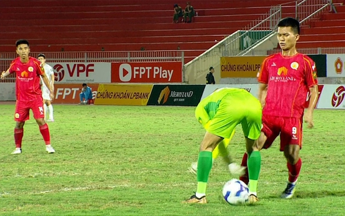 Xuất hiện bàn thua độc lạ nhất bóng đá Việt năm 2026, kẻ tội đồ ngơ ngác vì sai lầm khó tin