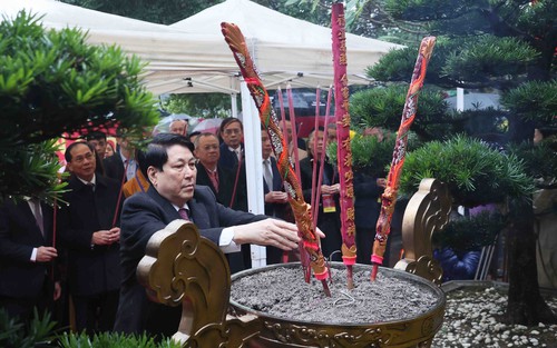 Chủ tịch nước Lương Cường dâng hương tại Tượng đài Vua Lý Thái Tổ và Đền Ngọc Sơn