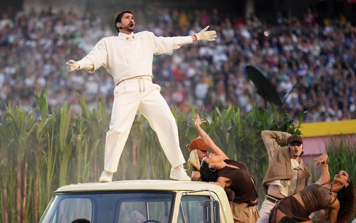 Siêu sao giành Grammy 'thắp lửa' Super Bowl LX với màn trình diễn bùng nổ