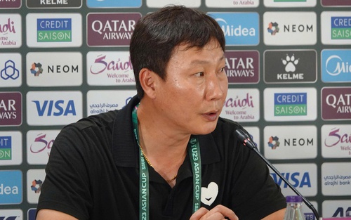 HLV Kim Sang Sik ra quyết định lần đầu tiên xuất hiện trong lịch sử đối với ĐT Việt Nam