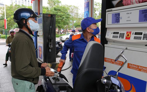Giá dầu lao dốc gần 12%, dòng tiền đầu cơ đẩy giá bạc bứt phá