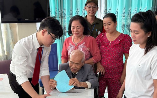 TP. Hồ Chí Minh: Thùng phiếu lưu động đến với những cử tri đặc biệt