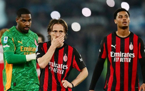 Milan giương cờ trắng trong cuộc đua vô địch Serie A
