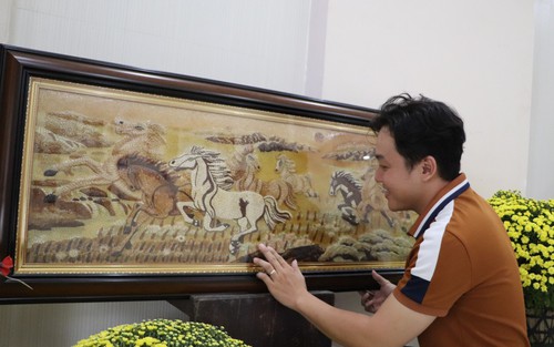 Những bức tranh làm từ hạt gạo của thanh niên ở Cần Thơ