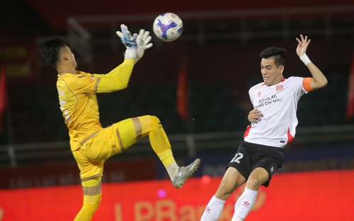 HLV Kim Sang Sik 'mạnh tay' với Tiến Linh