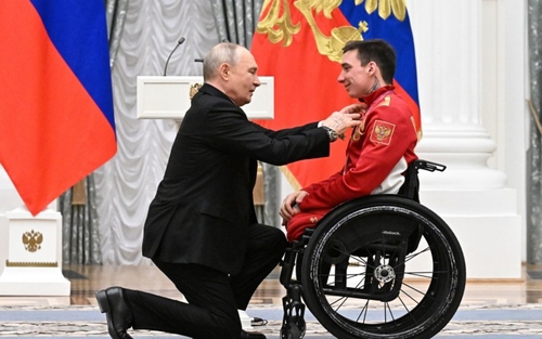 Tổng thống Nga Putin quỳ 1 gối khi trao thưởng cho nhà vô địch Paralympic
