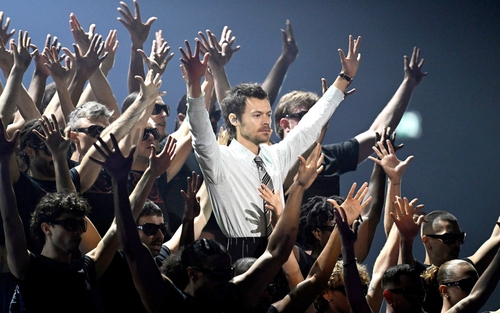 Album "Kiss All the Time. Disco, Occasionally.": Con người thật của Harry Styles