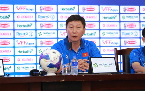 HLV Kim Sang Sik: 'Xuân Son có thể ra sân'