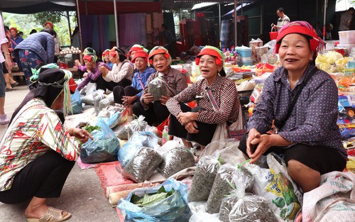 Nhộn nhịp phiên chợ Phương Độ đậm đà hồn quê ở Tuyên Quang