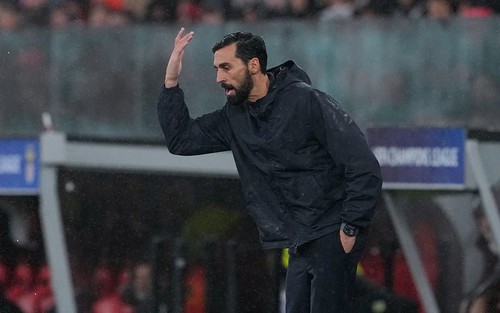 Arbeloa ngồi nhầm ghế ở Bernebeu