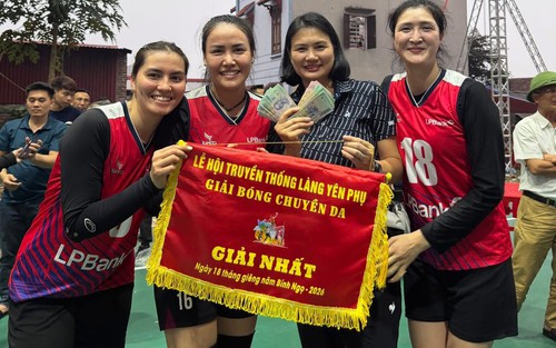 Hoa khôi bóng chuyền Kim Huệ và đội nhà nhận hơn 100 triệu tiền thưởng khi vô địch giải hội làng
