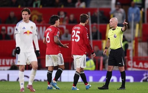 Lisandro Martinez bị đuổi, MU lần đầu thua Leeds ở Old Trafford sau 45 năm