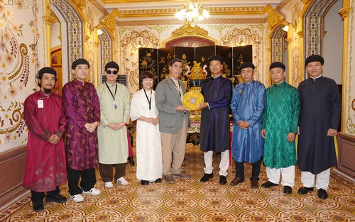 Đoàn phim 'Hoàng hậu cuối cùng' trao tặng bộ sưu tập gốm Bát Tràng độc bản cho Cố đô Huế,