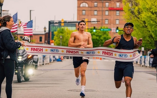 Runner bị mất HCV marathon ngay sát vạch đích vì... ăn mừng quá sớm