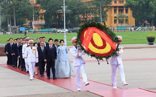 Tổng thống Hàn Quốc Lee Jae Myung và Phu nhân vào Lăng viếng Chủ tịch Hồ Chí Minh
