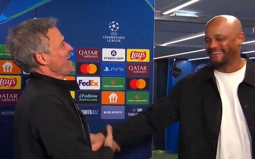 Khoảnh khắc gây sốt giữa HLV của PSG và Bayern sau trận đấu có 9 bàn thắng