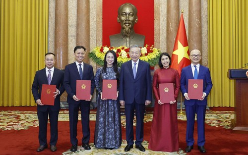 Tổng Bí thư, Chủ tịch nước Tô Lâm trao Quyết định bổ nhiệm cho 5 Đại sứ nước CHXH Việt Nam tại nước ngoài