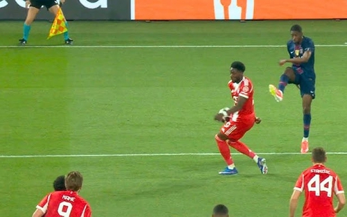 Trọng tài gây tranh cãi vì cho PSG được hưởng quả 11m 'từ trên trời rơi xuống'