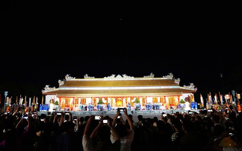 Chương trình miễn vé vào Đại Nội về đêm thu hút lượng lớn du khách