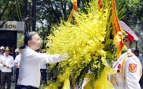 Tổng Bí thư, Chủ tịch nước Tô Lâm dâng hương tại Nghĩa trang liệt sĩ Quốc gia Trường Sơn