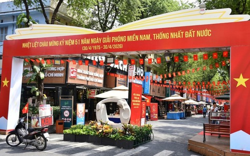 TP. Hồ Chí Minh: Rộn ràng cờ hoa chào mừng 51 năm Ngày thống nhất đất nước