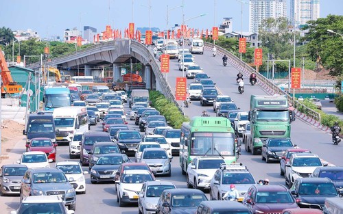 Người dân tấp nập rời Hà Nội trong ngày đầu kỳ nghỉ lễ 30/4 – 1/5