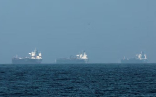 Iran cho phép tàu hàng thiết yếu qua eo biển Hormuz
