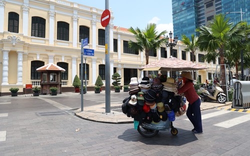 Người dân xoay sở dưới nắng nóng cao điểm ở Thành phố Hồ Chí Minh