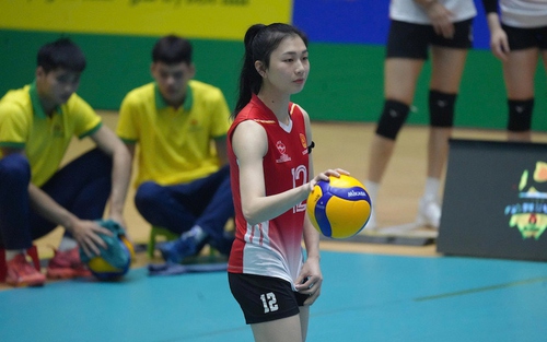 Tin nóng thể thao sáng 2/5: CLB bóng chuyền Việt Nam giành chức vô địch giải hội làng