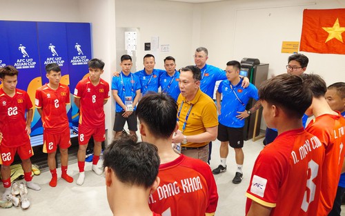 HLV Roland nhắn nhủ cầu thủ U17 Việt Nam sau trận thua Hàn Quốc