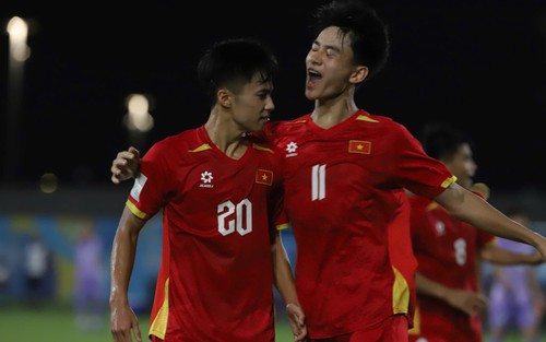 Nhiều cầu thủ U17 Việt Nam khóc, HLV Roland ôm động viên