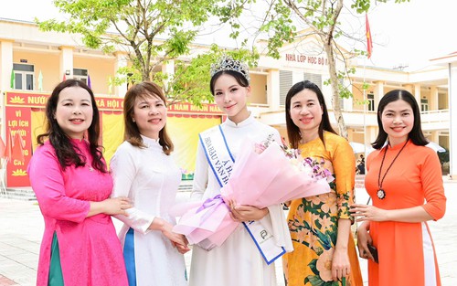 Á hậu Thu Trúc tri ân trường cũ trước giờ dự thi quốc tế
