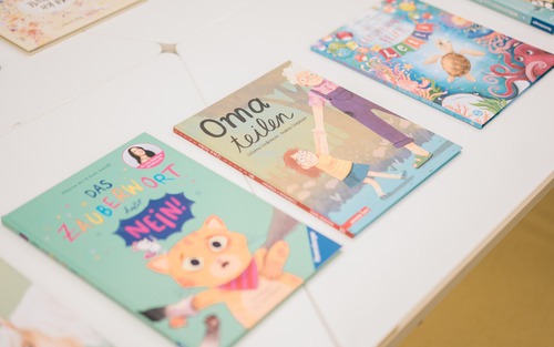 'Hallo! Hallo!' - Cánh cửa sắc màu đưa độc giả bước vào thế giới sách thiếu nhi Đức