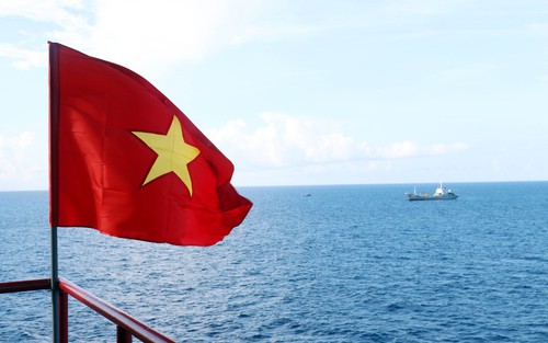 Quốc kỳ tung bay trên biển đảo quê hương