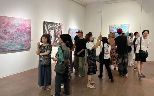 "Khởi nguyên của Ngũ thể": Hành trình đi tìm tiếng nói riêng của những họa sĩ trẻ 