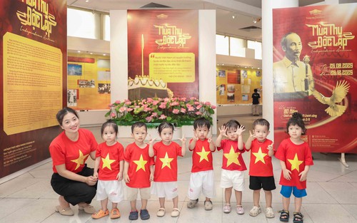 Bảo tàng Hồ Chí Minh thu hút đông du khách dịp kỷ niệm 136 năm Ngày sinh của Bác