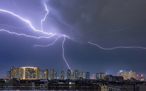 Cảnh báo mưa dông kèm lốc sét và mưa đá tại khu vực Hà Nội