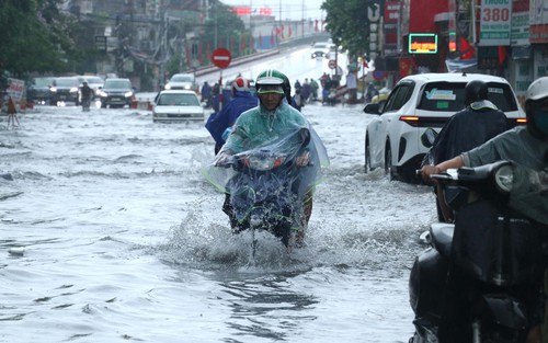 Mưa lớn kèm dông lốc, sét gây nhiều thiệt hại tại các địa phương