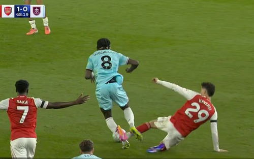 Trọng tài gây tranh cãi dữ dội vì không đuổi Havertz trong chiến thắng của Arsenal 