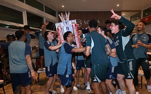 Khoảnh khắc cầu thủ Arsenal vỡ òa, ăn mừng chức vô địch Premier League sau 22 năm chờ đợi