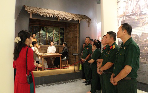 Đông đảo người dân tới tham quan Khu di tích cụ Phó bảng Nguyễn Sinh Sắc