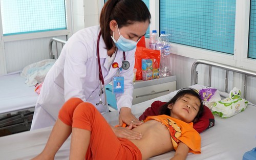 Làm rõ nguyên nhân 27 học sinh nhập viện nghi do ngộ độc thực phẩm